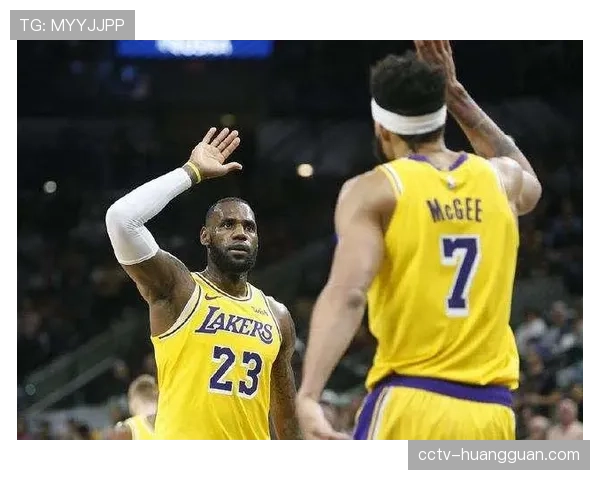 战术板：勇士如何用无限换防锁死国王的“手递手”体系