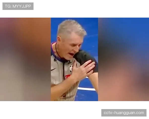 特写:弗格与盖利发生冲突各吃技犯,场上火药味渐浓